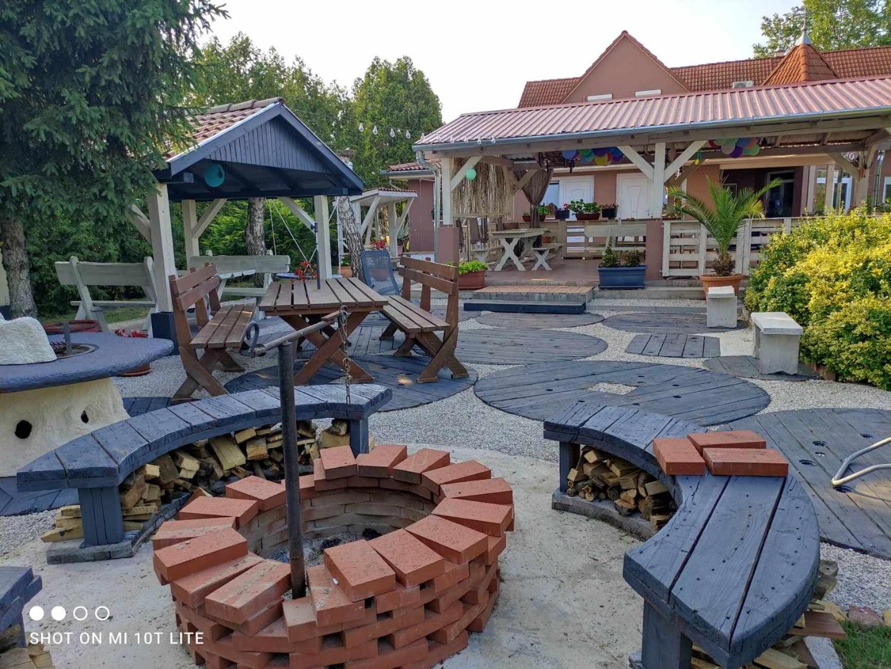 Hartmann Panzio Bed & Breakfast Barcs ภายนอก รูปภาพ